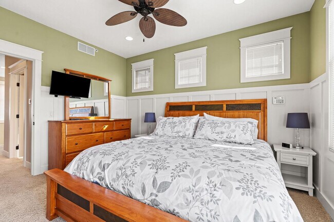 Building Photo - 807 Lake St