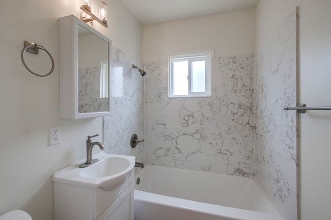 Building Photo - Updated 2-Bed Condo in Prime North Park