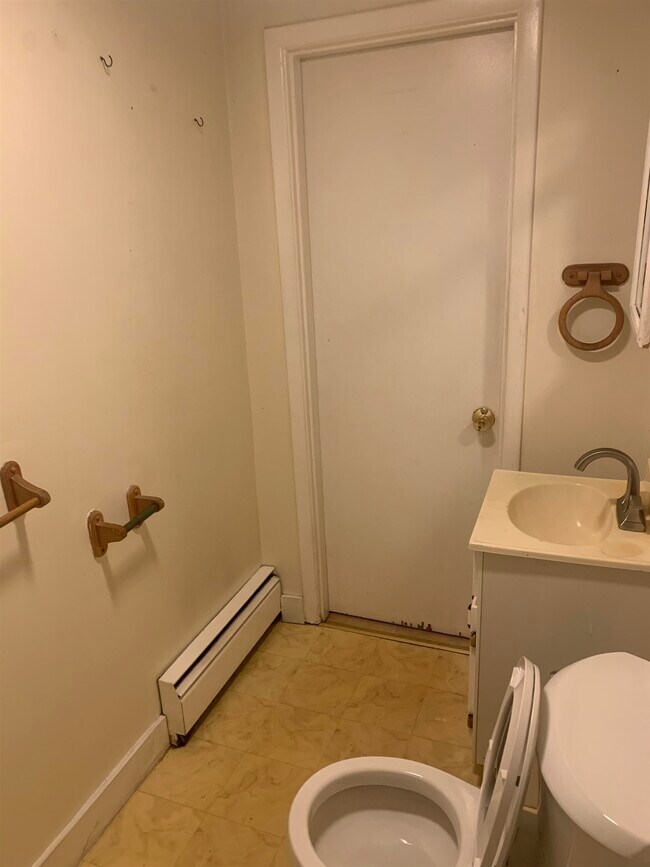 Building Photo - 354 Main St