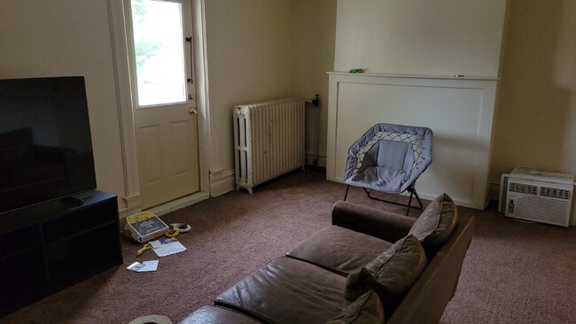 Building Photo - 2 bedroom 1 bath - available for June 1st ...