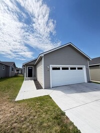 Building Photo - 3 Bedroom Home in gated community!