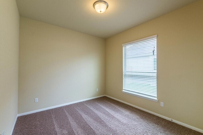 Building Photo - Spacious 4-Bedroom, 2-Bath Home in Hills o...