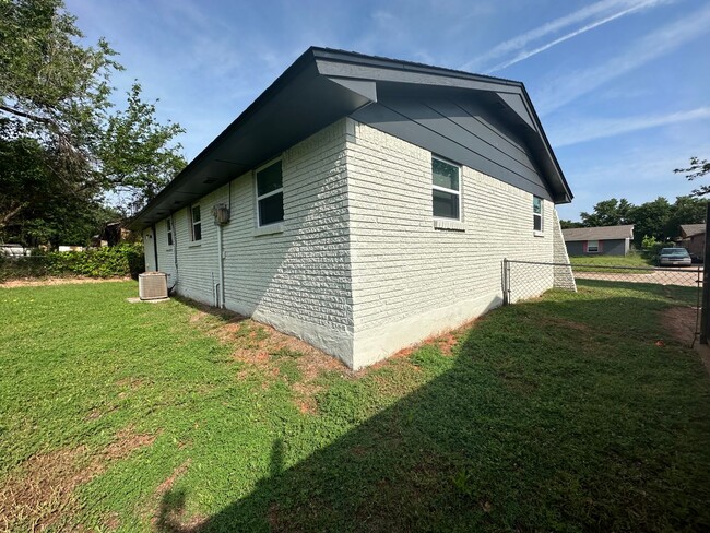 Building Photo - Nice 4 bed 1 bath