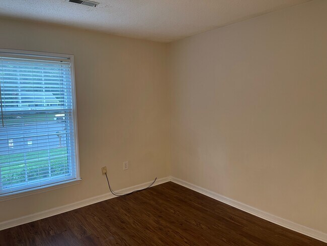 Building Photo - 2304 Oldenburg Dr