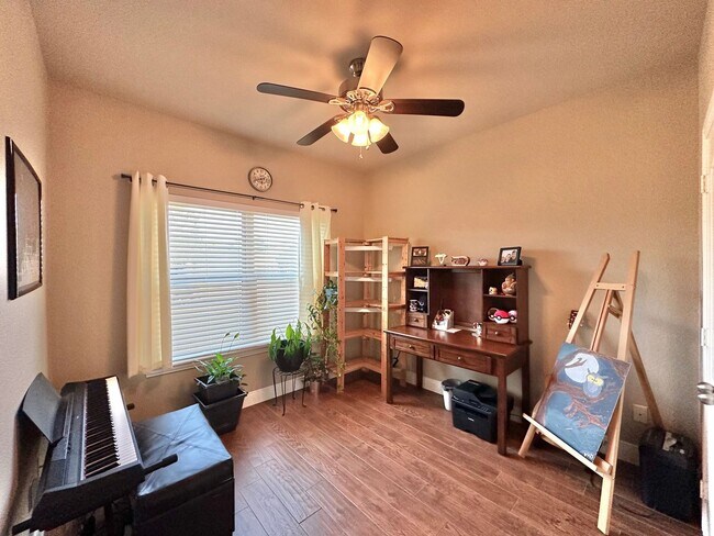 Building Photo - Stunning 3 Bed 2 Bath in Flint!