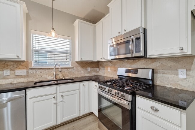 Building Photo - 6431 Applewood Forest Dr