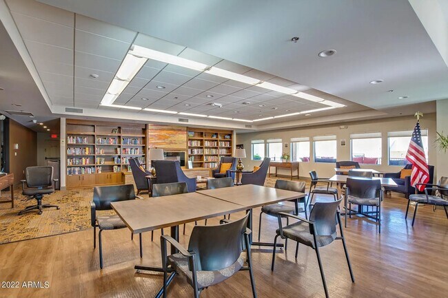 Building Photo - Beautiful 55+ Ahwatukee neighborhood spaci...