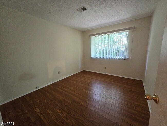 Building Photo - 71 Drake Ln