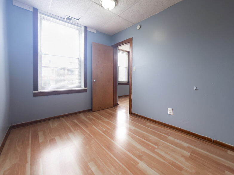 Building Photo - 2839 W 40th St