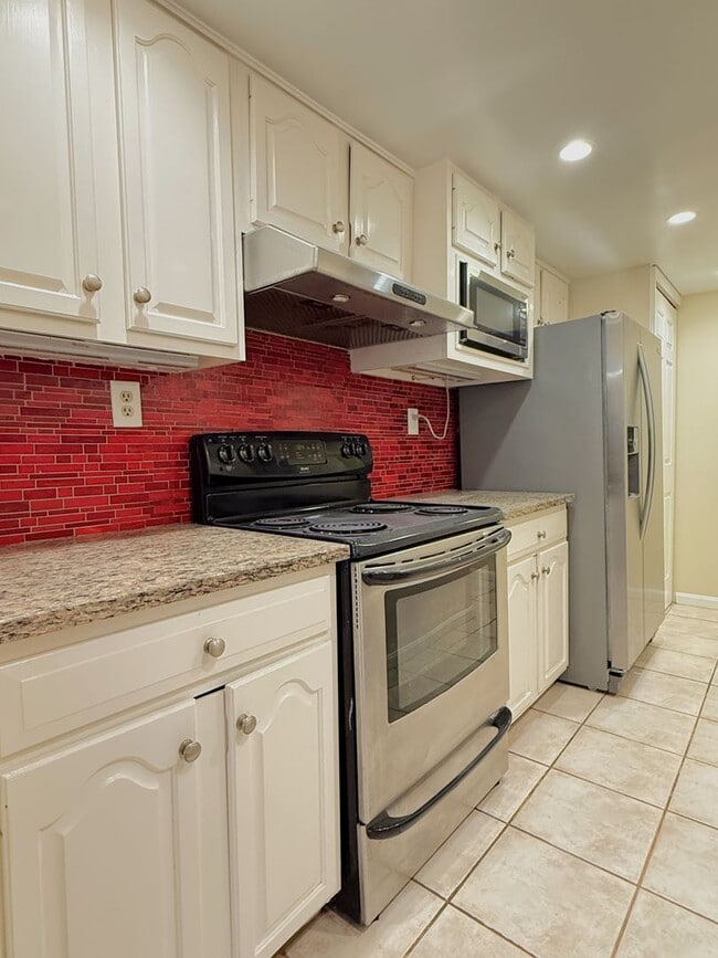 Building Photo - 2 Level, 2 Bedroom Hidden Gem in Dupont!