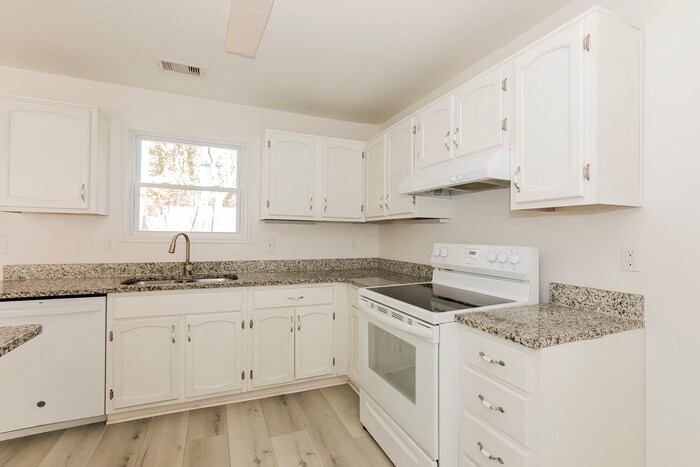 Building Photo - 5707 Wells Cir