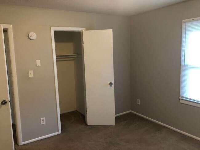 Building Photo - Cute,Belmont-Mt Holly home close to everything