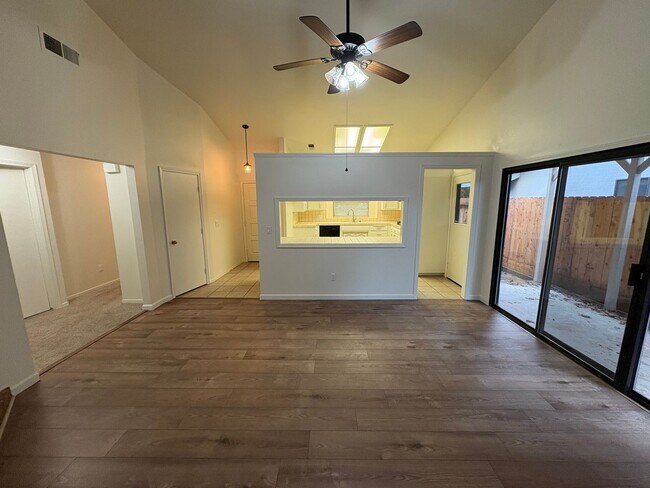 Building Photo - SW Visalia Home Available Now!