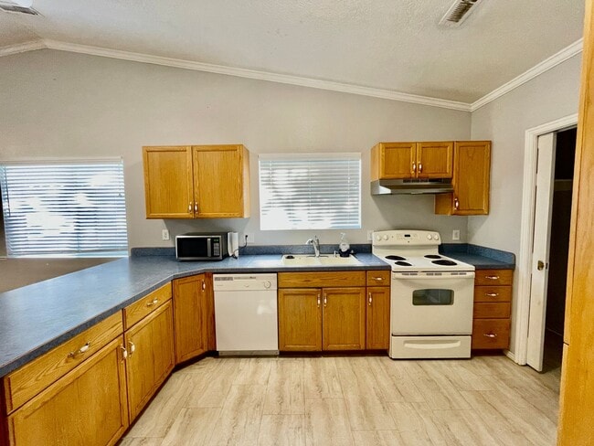 Building Photo - Conveniently Located Two-Bedroom Townhome