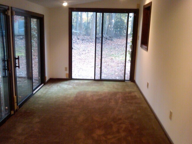 Building Photo - 4852 Rosewell Dr