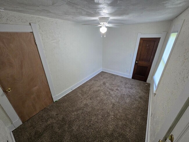 Building Photo - 3 Bedroom House