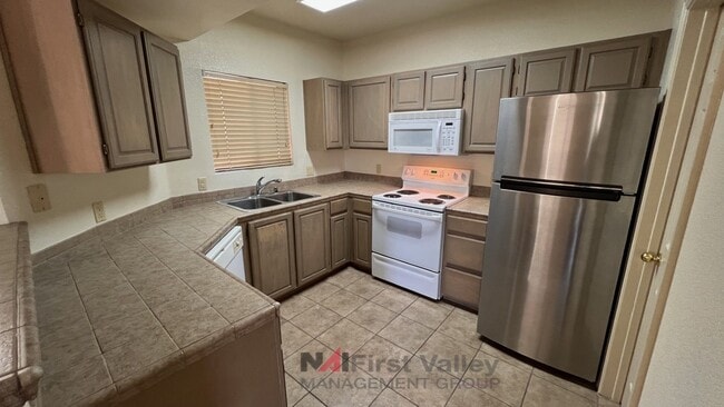 Building Photo - 2 Bedrooms, 2 Baths