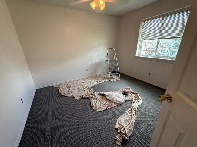 Building Photo - 913 Cardinal Dr