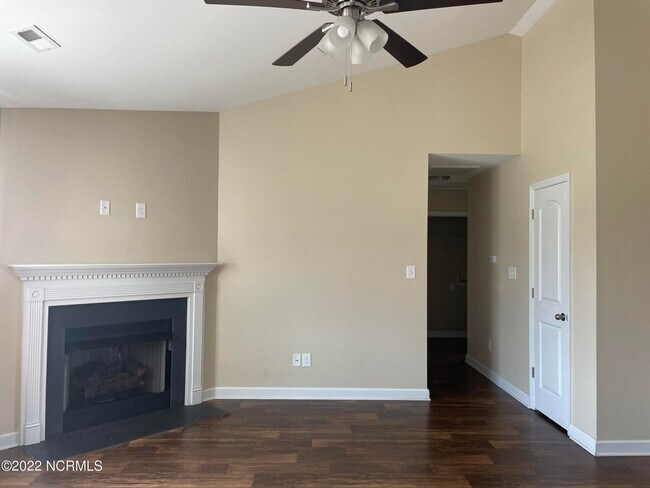 Building Photo - Welcome to Breakwater Drive!