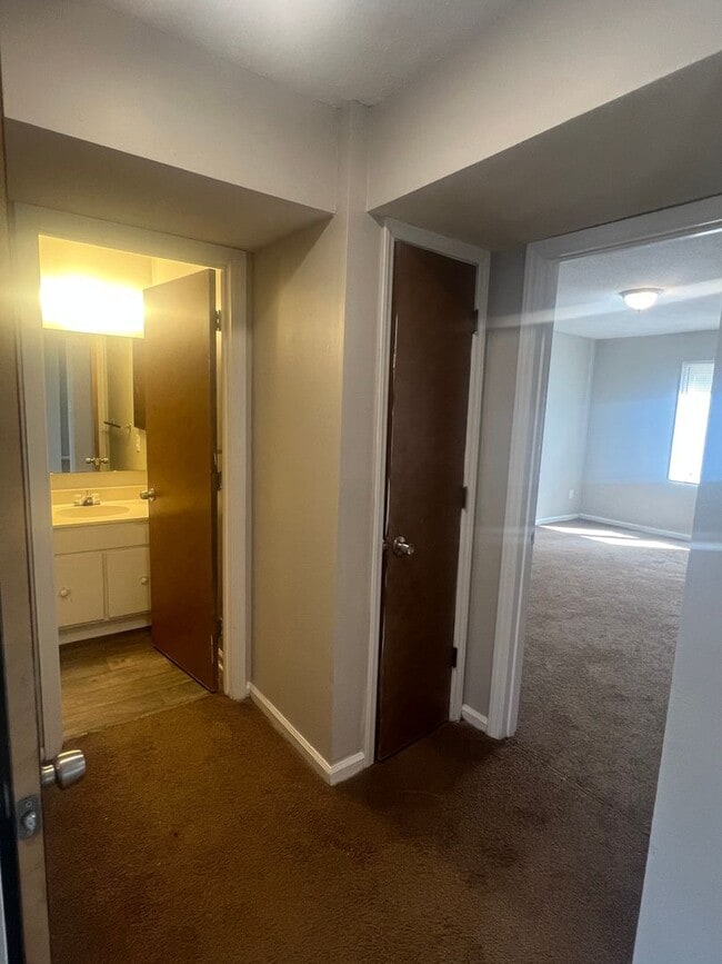 Building Photo - 1913 Meadowlark Ln