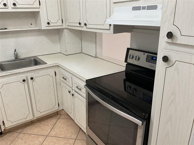 Building Photo - 301 Cambridge Rd