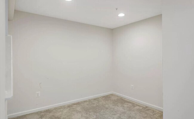 Building Photo - Beautifully maintained SFH in convenient F...