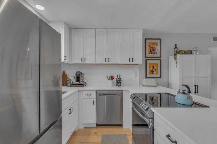Building Photo - 5829 Sandhurst Ln