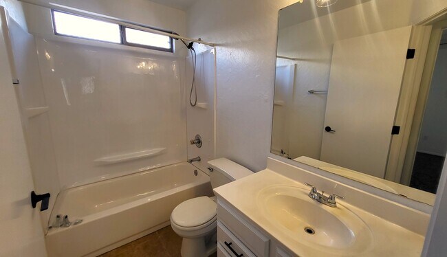 Building Photo - 2032 E Catclaw St