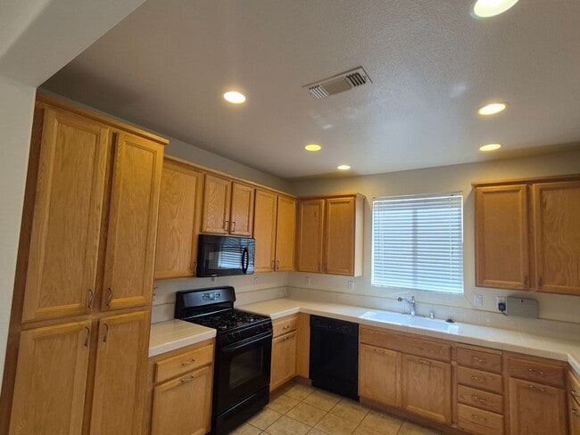 Building Photo - Adorable 3 bedroom 2.5 bath home with loft