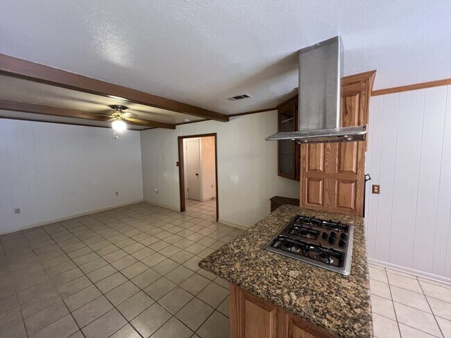 Building Photo - Charming 3-Bed + Office/Flex in Establishe...