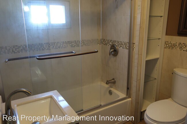 Building Photo - 4 br, 2 bath House - 221 E Hawthorne Avenue