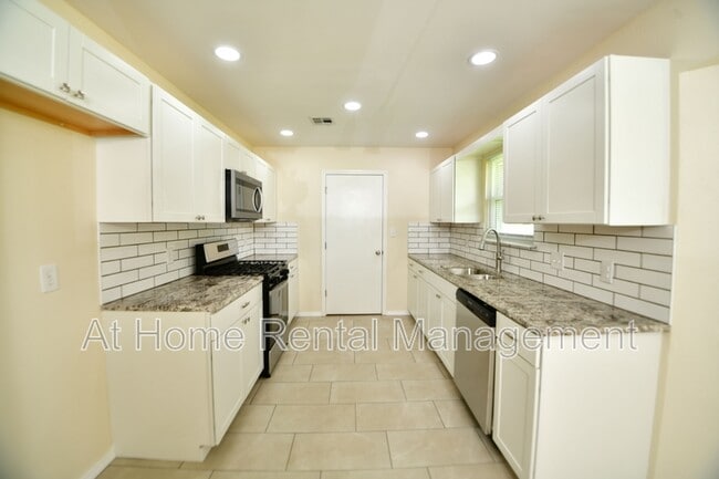 Building Photo - 401 N Fir Pl