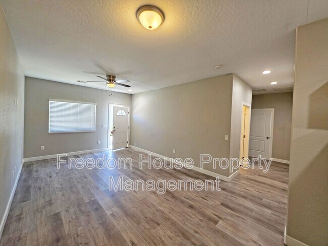 Building Photo - 1121 Sixshooter Ave
