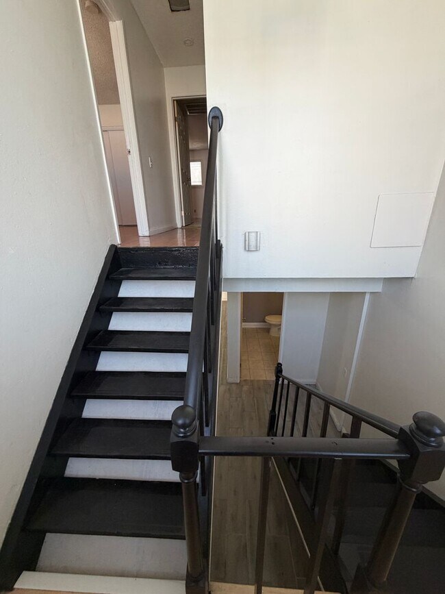 Building Photo - AMERICANA Property Mgmt - Remodeled 2 Beds Townhouse near Downtown South