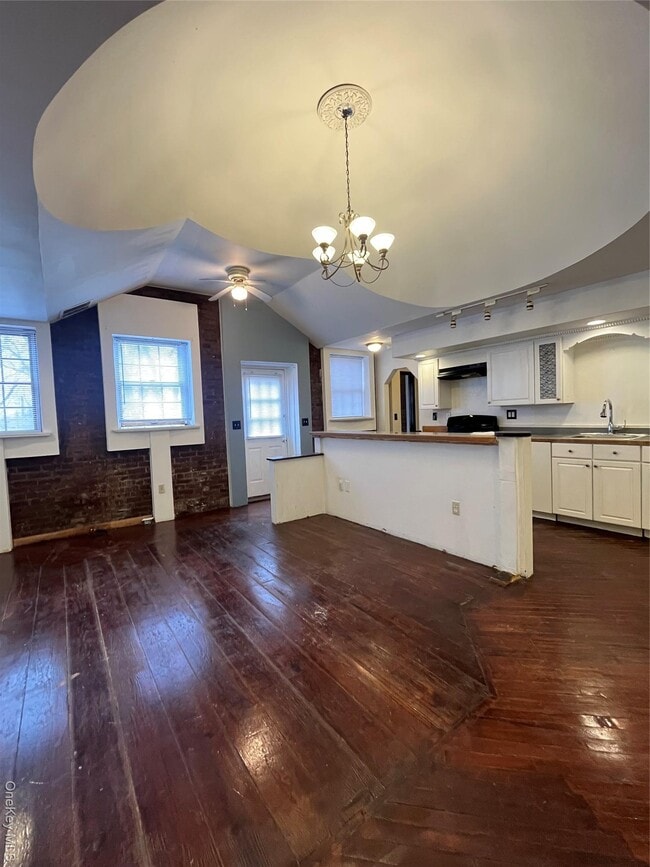 Building Photo - 22 E Main St