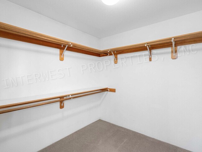 Building Photo - 4+ Bedroom Tigard Home With a Beautiful Vi...