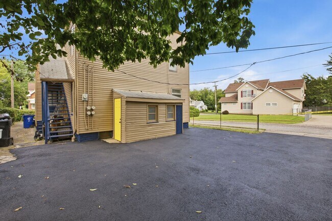 Building Photo - 689 Midland Ave