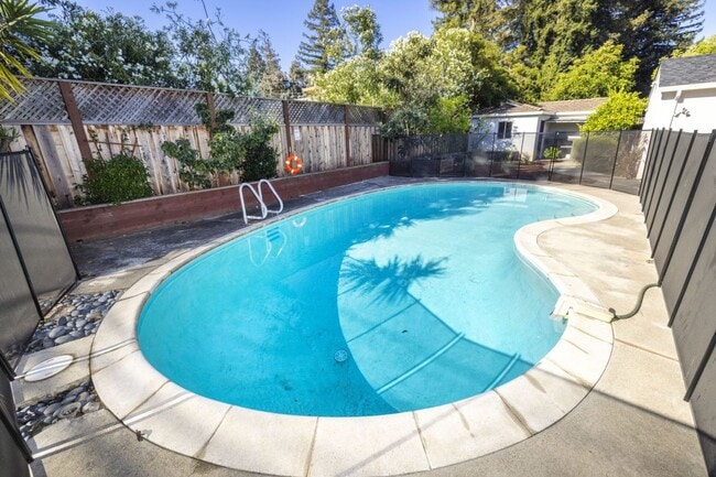 Building Photo - Spacious 3 Bed, 2.5 Bath Home in Quiet Neighborhood w/ AC + Pool!