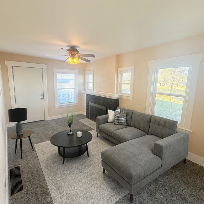 Building Photo - 2216 N Oak St