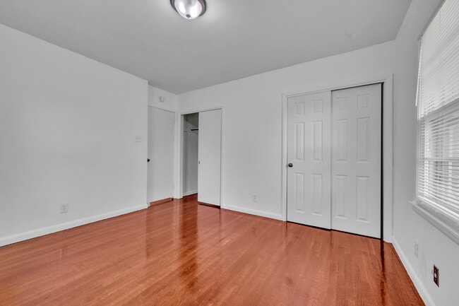 Building Photo - 204 3rd Ave