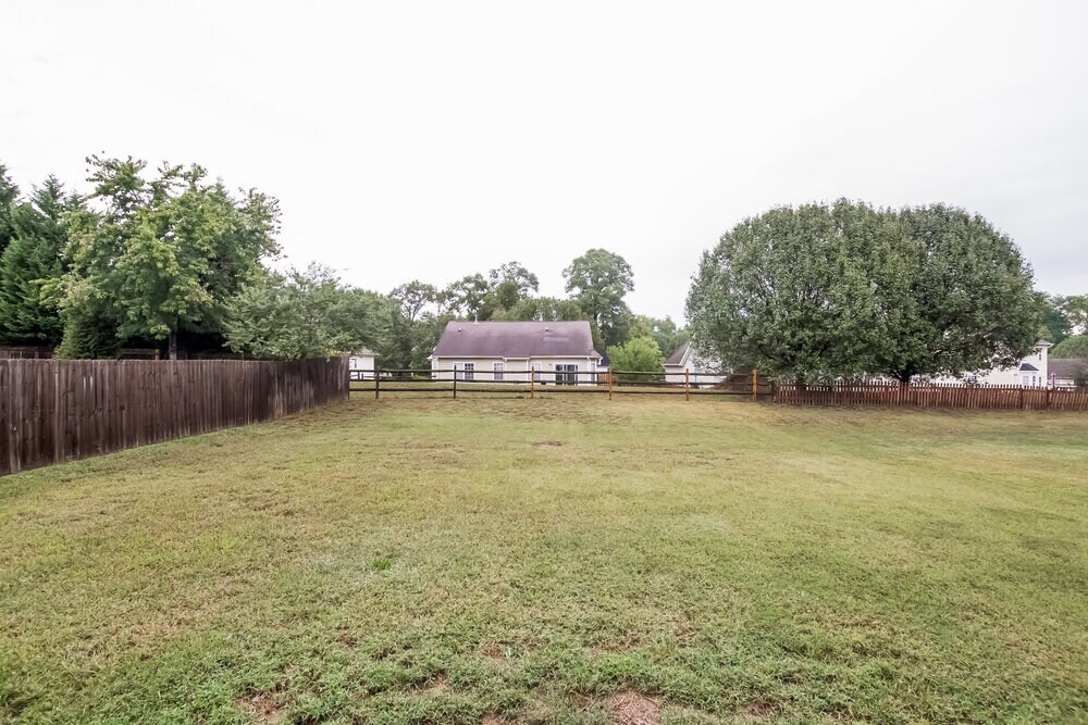 Building Photo - 10126 Green Hedge Ave