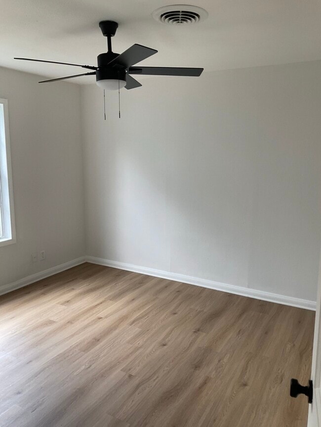 Building Photo - 326 E 1st St