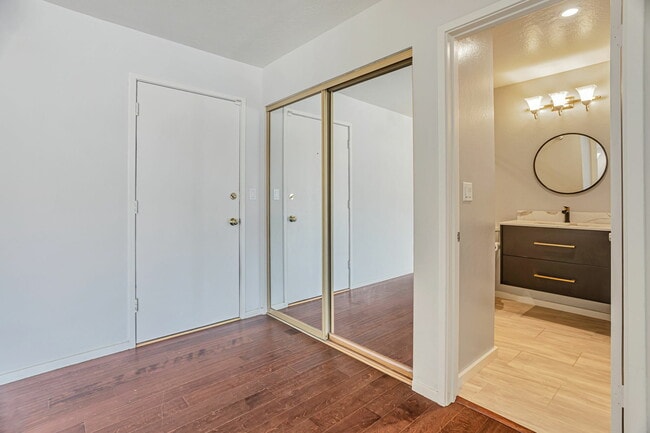 Building Photo - 363 Eden Roc Dr