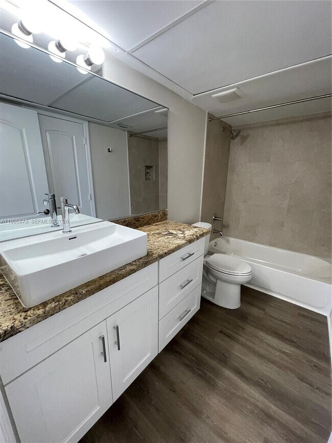 Building Photo - 2850 N Oakland Forest Dr