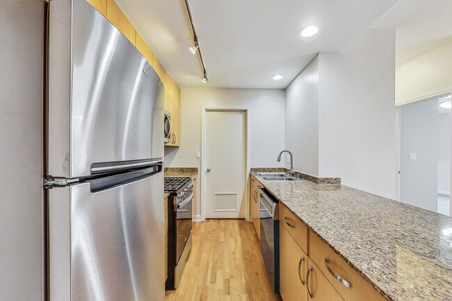 Building Photo - 680 N Green St