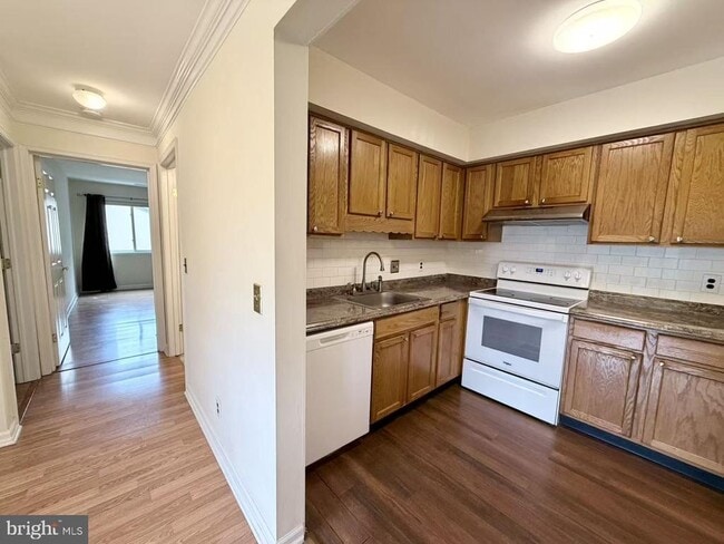 Building Photo - 1306 Sayre Dr