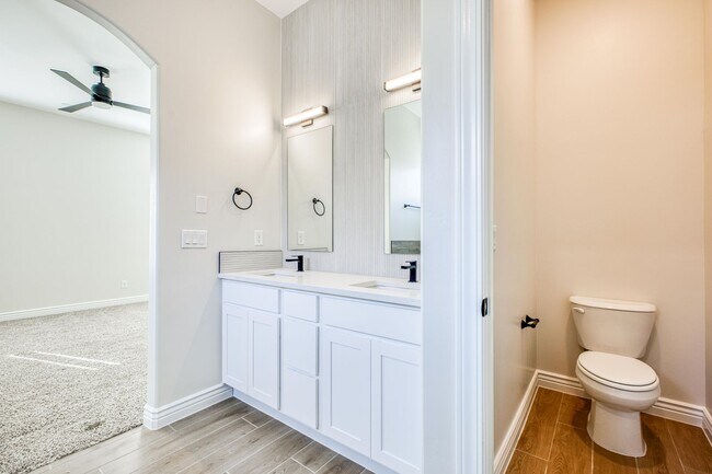 Building Photo - Beautiful East side House 4 bed-2.5 baths, part of The Overlook Casa Club that includes Swimming ...