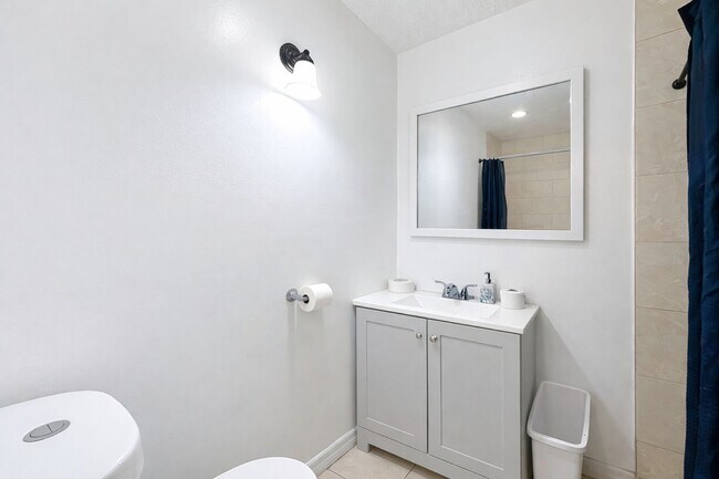 Building Photo - 842 W 31st St