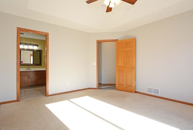 Building Photo - Spacious 5-Bed, 3 Bath Home in Delano - Available Now!