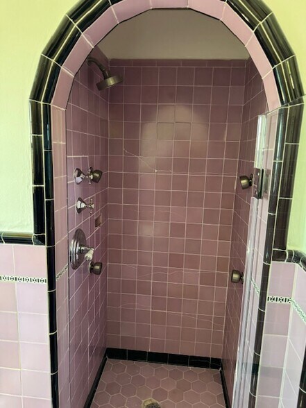 bathroom shower - 4918 Angeles Vista Blvd